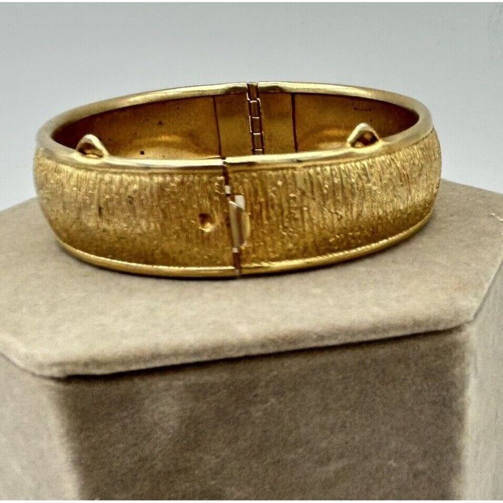 Vtg CORO Pegasus Bracelet 1940-50s  Textured Gold Tone Hinged Bangle Retro 2.5" - Picture 3 of 7